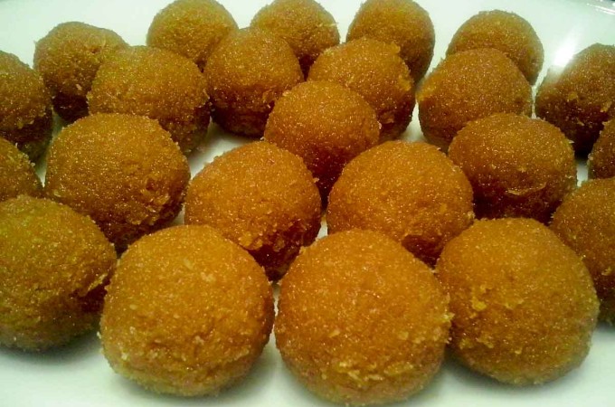 Nariyal Ke Ladoo (Coconut Laddoo)