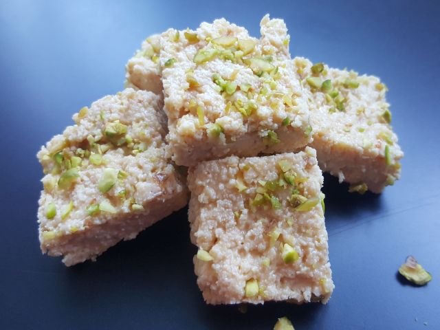 Premium Photo | Indian milk cake kalakand or alwar ka mawa sweet served in  a plate