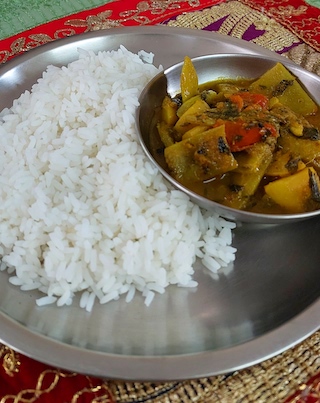 A delicious Aloo Sem ki Sabji - Aloo Sem ki Sabji Recipe – Delicious Potato and Flat Bean Curry. Serve with white rice.