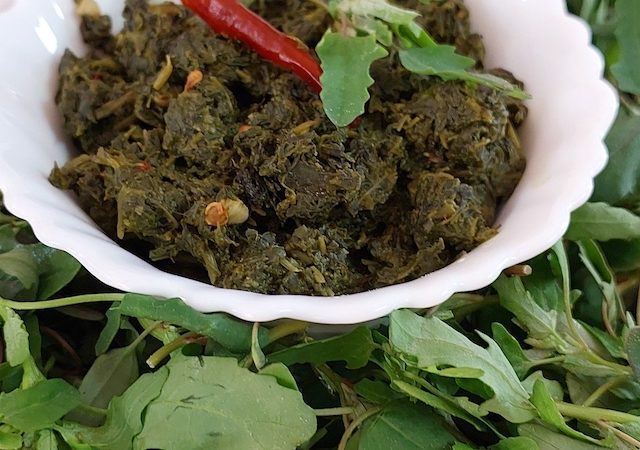 A delicious bowl of Bathua Saag, an Indian dish made with bathua saag (lamb's quarters greens). Nutrient-rich and flavourful, perfect for a healthy meal.