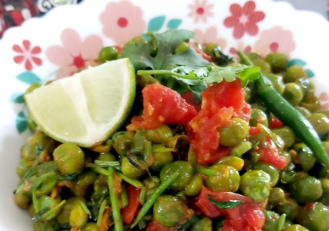 Matar Ki Ghugni served in white bowl.