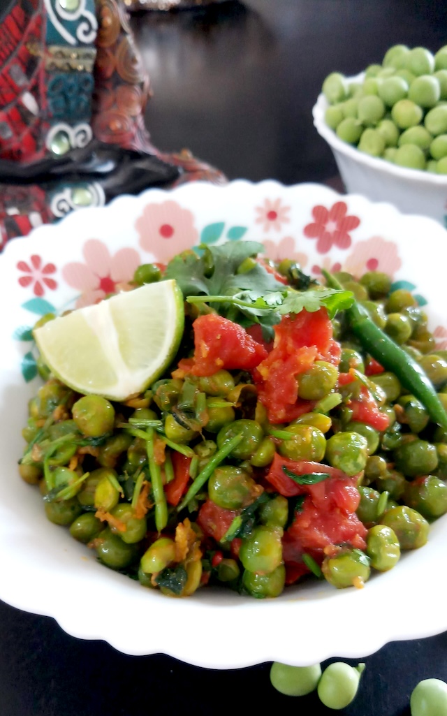 Matar Ki Ghugni Recipe served in white bowl.
