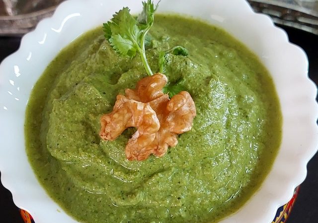 Vibrant image of Akhrot ki Chutney, a delicious walnut chutney served in a bowl, garnished with fresh coriander leaves and akhrot.