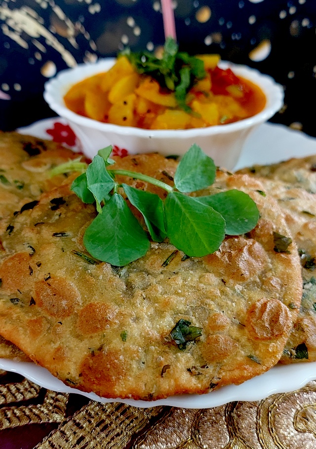 Fresh Methi Leaves Ki Puri with aloo ki sabji.
