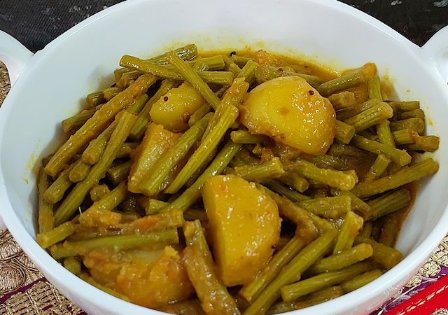 Aromatic delicious drumstick curry served in a bowl.